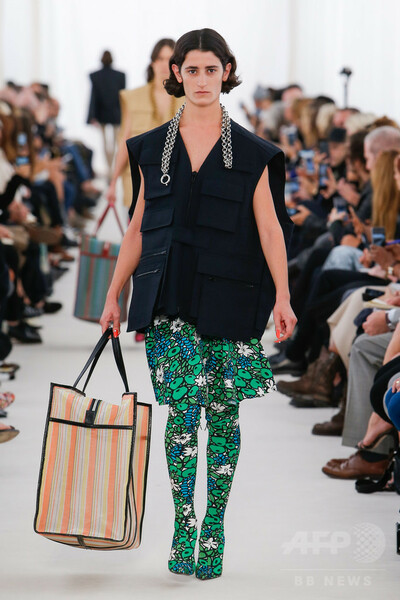 「バレンシアガ」17年春夏