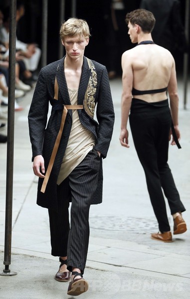 ルーズなシルエットを小物使いでアレンジ、「ドリス ヴァン ノッテン」15年春夏メンズ