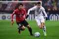 サッカーAFCチャンピオンズリーグ、グループF第4節、浦和レッドダイヤモンズ対上海上港。浦和レッドダイヤモンズの青木拓矢をドリブルで抜く上海上港のオスカル（2017年4月11日撮影）。(c)AFP/Toshifumi KITAMURA