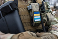 「自由ロシア軍団」に参加し、ウクライナ側として戦う兵士。胸元にはウクライナ国旗の下に、ロシアの反戦旗である白青白の旗を付けている。ウクライナ・ドリナで（2022年12月26日撮影）。(c)Sameer Al-DOUMY / AFP
