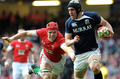 ラグビーシックスネイションズ第2週、ウェールズ対スコットランド。アラン・ウィン・ジョーンズ（%%Alun-Wyn Jones%%）をかわすスコットランドのケリー・ブラウン（%%Kelly Brown%%、右）。（2010年2月13日撮影）(c)AFP/PAUL ELLIS