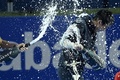 男子テニス、バルセロナ・オープン、シングルス決勝。シャンパンファイトで優勝を喜ぶ錦織圭（2015年4月26日撮影）。(c)AFP/JOSEP LAGO