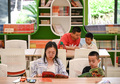 嘉原小学校の図書館で本を読む市民ら（2025年4月19日撮影）。(c)Xinhua News