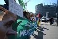 フランス・ストラスブールの欧州議会前でデモを行う原発反対派（2022年7月6日撮影）。(c)PATRICK HERTZOG / AFP