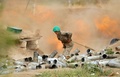 大砲を放った直後のナゴルノカラバフの戦闘員。アルメニア国防省提供（2020年9月28日撮影、資料写真）。(c)AFP PHOTO / Armenian Defence Ministry / handout