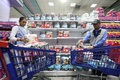 クウェートの首都クウェート市の店舗で、スウェーデンで行われたイスラム教の聖典コーラン焼却デモへの抗議として、スウェーデン製の商品を陳列棚から撤去する従業員（2023年7月1日撮影、資料写真）。(c)YASSER AL-ZAYYAT / AFP