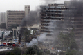 車両を使った自爆攻撃を受けたイラクの首都バグダッド（Baghdad）市の行政庁舎（2009年10月25日撮影）。(c)AFP/SABAH ARAR