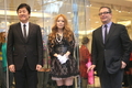 フォーエバー21（FOREVER 21）渋谷店オープニングイベントに登場した（左から）ドン・チャン（Do Won Chang）会長、歌手の西野カナ（Kana Nishino）、ラリー・マイヤー（Larry Meyer）副社長（2010年12月23日撮影）。(c)MODE PRESS