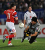 サッカー元チリ代表のマルセロ・サラス（%%Marcelo Salas%%）の引退記念試合が2日、サンティアゴ（Santiago）の国立スタジアム（Estadio Nacional de Chile）で開催された。エル・マタドール（El Matador、闘牛士）と呼ばれるサラスは、そのキャリアにおいて250得点近くを記録している。写真はシュートを放つマルセロ・サラス（左）。（2009年6月2日撮影）(c)AFP/MARTIN BERNETTI