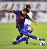 スペイン1部リーグのFCバルセロナ（FC Barcelona）は23日、クロアチア1部リーグのハイデュク・スプリト（Hajduk Split）と親善試合を行い、0-0で引き分けた。

ハイデュク・スプリトの伊野波雅彦（Masahiko Inoha、奥）のチェックを受けるFCバルセロナのダビド・ビジャ（David Villa、2011年7月23日撮影）。(c)AFP/HRVOJE POLAN