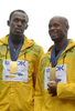 第12回世界陸上ベルリン大会（%%12th IAAF World Championships in Athletics Berlin%%）男子4×100メートルリレー決勝。ジャマイカが37秒31の大会新記録で優勝した。37秒62でトリニダード・トバゴが2位に、38秒02で英国が3位に入った。日本は38秒30で4位に入り、惜しくもメダル獲得を逃した。

　ウサイン・ボルト（%%Usain Bolt%%）は、第3走者としてジャマイカの金メダル獲得に貢献し、%%北京五輪%%に続き世界選手権でも短距離（100メートル、200メートル、4×100メートルリレー）3冠に輝いた。写真は表彰台でポーズをとるジャマイカのウサイン・ボルト（左）とアサファ・パウエル（%%Asafa Powell%%）。（2009年8月23日撮影）(c)AFP/JOHN MACDOUGALL