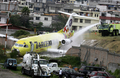 エクアドルの首都キト（Quito）のマリスカル・スクレ（Mariscal Sucre）空港で、滑走路を外れる事故を起こした同国のIcora航空の旅客機（2008年9月22日撮影）。(c)AFP/Rodrigo BUENDIA
