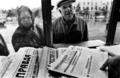 ロシア・モスクワ（Moscow）でクーデター指導者側の声明が掲載された新聞を手に取る人びと（1991年8月20日撮影）。(c)AFP/ALEXANDER NEMENOV

&lt;a href=&quot;http://www.afpbb.com/article/war-unrest/2820297/7643483&quot;&gt;&lt;b&gt;記事本文を読む&lt;/b&gt;&lt;/a&gt;