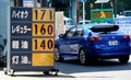 都内のガソリンスタンドに表示されたガソリン価格（2013年8月30日撮影）。(c)AFP/Toru YAMANAKA