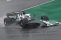 22F1第18戦日本GP決勝。広告看板がフロント部分にはまったまま走るアルファタウリのピエール・ガスリー（2022年10月9日撮影）。(c)Philip FONG / AFP