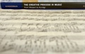作曲家に関する本と並べて撮影された、作曲家ウォルフガング・アマデウス・モーツァルト（Wolfgang Amadeus Mozart）の「ピアノ・ソナタ第11番イ長調K.331」の自筆譜とされる楽譜の一部（手前）ハンガリーの首都ブダペスト（Budapest）にある国立セーチェーニ図書館（National Szechenyi Library）で。（2014年9月17日撮影）。(c)AFP/ATTILA KISBENEDEK
