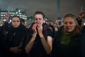英ロンドン（London）で開かれた、仏パリ（Paris）の風刺週刊紙シャルリー・エブド（Charlie Hebdo）本社襲撃事件の犠牲者追悼集会に参加しペンを掲げる人々（2015年1月7日撮影）。(c)AFP/LEON NEAL