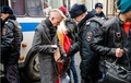 ロシアの首都モスクワで、ウラジーミル・プーチン大統領に抗議する野党活動家の持ち物を調べる警察官ら（2017年11月5日撮影）。(c)AFP/Maxim ZMEYEV