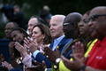 米国のジョー・バイデン大統領（中央）とカマラ・ハリス副大統領（バイデン氏の左）。白人警察官に殺害されたジョージ・フロイドさんの遺族らとホワイトハウスで（2024年6月10日撮影）。(c) Brendan SMIALOWSKI / AFP