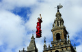 スペイン・セビリア（Sevilla）のセビリア大聖堂（Sevilla Cathedral）前につるされた、「国際フラメンコ・ファッションショー（SIMOF）」を告知するフラメンコの踊り手の人形。SIMOFは31日から来月3日まで開催される（2013年1月26日撮影）。(c)AFP/CRISTINA QUICLER