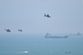 台湾に近い中国・福建省の平潭島上空を飛行する中国軍のヘリ（2022年8月4日撮影）。(c)Hector RETAMAL / AFP