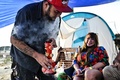 タイ中部ナコンパトム県で開催された大麻の合法化を祝うイベント「タイランド420: リーガルレーオ⁉」で、大麻を吸う人（2022年6月11日撮影）。(c)Lillian SUWANRUMPHA / AFP