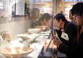 浦江県の上山考古遺跡公園で出土文化財の基本展示を見学するシンポジウム参加者ら（2020年11月13日撮影）。(c)Xinhua News