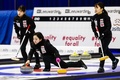 女子カーリング、北京冬季五輪・世界最終予選プレーオフ、日本対韓国。ストーンを投じる藤澤五月（中央、2021年12月17日撮影）。(c)Vincent Jannink / ANP / AFP