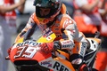 世界ロードレース選手権、第7戦スペインGPでMotoGPクラス決勝で、先日事故死したルイス・サロム選手のナンバー39を指し、追悼の意を示すレプソル・ホンダのマルク・マルケス（2016年6月5日撮影）。(c)AFP/JOSEP LAGO
