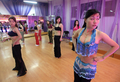 2007年5月22日、北京にあるベリーダンス教室で指導する%%Wen Kexin%%さん（右）。(c)AFP/GOH CHAI HIN