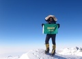 サウジアラビア女性として初めて世界最高峰エベレスト（Everest、8848メートル）の登頂に成功したばかりのラハ・ムハラク（Raha Moharrak）さん（25）が26日夜、アラブ首長国連邦（UAE）のシャルジャ国際空港（Sharjah International Airport）に到着し、UAEのサウジ大使館員らの出迎えを受けた。

サウジアラビア女性に着用が義務付けられている黒いアバヤで全身を覆ったムハラクさんは、「（エベレスト登頂に成功したサウジ女性は）私が最初だけど、私が最後であってほしくない。これをきっかけに（サウジ）女性にも様々なことに挑戦してほしい」とAFPの取材に語った。

写真は、エベレスト登頂に成功し山頂で記念撮影に臨むムハラクさん（2013年5月18日撮影）。(c)AFP/HO/RAHA MOHARRAK ALBUM