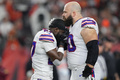 22NFL第17週、シンシナティ・ベンガルズ対バッファロー・ビルズ。チームメートのダマー・ハムリンがフィールド上で倒れた後、慰め合うバッファロー・ビルズのトレデイビウス・ホワイト（左）とミッチ・モース（2023年1月2日撮影）。(c)Dylan Buell/Getty Images/AFP