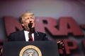 米ジョージア州アトランタで全米ライフル協会（NRA）が開いたリーダーシップフォーラムで演説するドナルド・トランプ大統領（2017年4月28日撮影）。(c)AFP/JIM WATSON