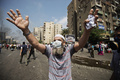 エジプト・カイロ（Cairo）で軍に解任されたムハンマド・モルシ（Mohamed Morsi）前大統領の支持者らが続けていた座り込みの抗議デモは14日、治安部隊が強制排除に乗り出し、多数の死者を出す流血の惨事となった。エジプト各地でもムスリム同胞団（Muslim Brotherhood）と治安部隊が衝突。エジプト保健省は15日、全国で少なくとも464人が死亡したと発表した。うち421人が民間人という。

治安部隊はモルシ氏支持派が座り込みを続けていたカイロ東部のラバ・アルアダウィヤ（Rabaa al-Adawiya）モスク近くの広場と、中心部のナハダ（Nahda）広場の2か所に、夜明けとともにブルドーザーを従えて突入。軍はかねて、座り込みを止めなければ強制的に排除すると警告していた。保健省によると、各地の死者数はラバ・アルアダウィヤモスク付近で137人、ナハダ広場では57人、その他全国各地で227人となっている。

写真はラバ・アルアダウィヤモスクに通じる道で治安部隊と衝突するモルシ氏支持者ら（2013年8月14日撮影）。(c)AFP