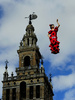 スペイン・セビリア（Sevilla）のセビリア大聖堂（Sevilla Cathedral）前につるされた、「国際フラメンコ・ファッションショー（SIMOF）」を告知するフラメンコの踊り手の人形。SIMOFは31日から来月3日まで開催される（2013年1月26日撮影）。(c)AFP/CRISTINA QUICLER
