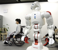 2007年11月27日、都内の早稲田大学（Waseda University）の研究所で公開された人間型介助ロボット「TWENDY-ONE」。(c)AFP/Yoshikazu TSUNO