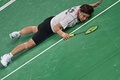 パリ五輪、バドミントン男子シングルス決勝トーナメント1回戦。コートに倒れる奈良岡功大（2024年8月1日撮影）。(c)ARUN SANKAR / AFP