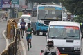 インド・バンガロール（Bangalore）で、渋滞の中を走るハーフマラソンの参加者たち（2014年10月19日撮影）。(c)AFP