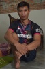 インドネシア・西ジャワ州のインドラマユで行われたフットサルの試合前、写真撮影に応じるエマン・スラエマンさん（2018年2月3日撮影）。(c)AFP PHOTO / ADEK BERRY