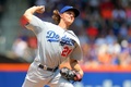 15MLB、ニューヨーク・メッツ対ロサンゼルス・ドジャース。先発登板するロサンゼルス・ドジャースのザック・グレインキー（2015年7月26日撮影）。(c)AFP/Getty Images/Mike Stobe
