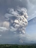 フィリピン・マニラ南方カビテ州から見た、噴煙の立ち上るタール火山（2020年1月12日撮影）。(c)Bullit MARQUEZ / AFP