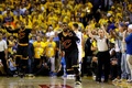 15-16NBAファイナル第7戦、ゴールデンステイト・ウォリアーズ対クリーブランド・キャバリアーズ。3ポイントシュートを決め歓喜するクリーブランド・キャバリアーズのカイリー・アービング（2016年6月19日撮影）。(c)AFP/Getty Images/Ezra Shaw
