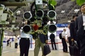 農家の人たちが眠っている間に熟したイチゴを収穫してくれるロボットが25日、都内で開催された自動認識総合展（AutoID and Communication Expo）で公開された。開発者によると、農家の作業量は3分の2に軽減されるという。

機械メーカーのシブヤ精機（Shibuya Seiki）と食料や農業、農村に関連した研究活動を行う農研機構（National Agriculture and Food Research Organisation）が出展した全長2メートルのロボットは、畝の間に敷いたレール上を移動しながら作業し、8秒に1個のイチゴを摘み取ることができる。

また、収穫に適しているイチゴを選ぶためのカメラが3台装備されており、イチゴの状態を確認した上でアームを出して摘み、かごに入れていく（2013年9月25日撮影）。(c)AFP/Yoshikazu TSUNO