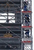 仏パリのノートルダム大聖堂の再建工事現場を視察したエマニュエル・マクロン大統領（中央、2023年12月8日撮影）。(c)Ludovic MARIN / AFP