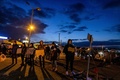 ポーランド東部メディカの国境検問所で、バスで到着するウクライナからの難民に交通手段や宿泊先を提供するボランティア（2022年2月26日撮影）。(c)Wojtek RADWANSKI / AFP