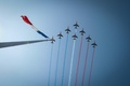 仏北西部で、ノルマンディー上陸作戦から79年を記念した式典で仏国旗の上空を飛行する仏空軍機（2023年6月6日撮影）。(c)LOU BENOIST / AFP
