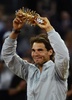 テニス、マドリード・オープン（Mutua Madrid Open 2014）男子シングルス決勝。トロフィーを掲げるラファエル・ナダル（Rafael Nadal、2014年5月11日撮影）。(c)AFP/PIERRE-PHILIPPE MARCOU