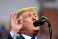 米ミシシッピ州サウスヘイブンで開かれた選挙集会で演説するドナルド・トランプ大統領（2018年10月2日撮影）。(c)AFP PHOTO / MANDEL NGAN