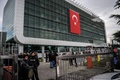 トルコ・イスタンブールにある大手日刊紙ザマン本社前で警戒に当たる警察の機動隊員（2016年3月5日撮影）。(c)AFP/OZAN KOSE