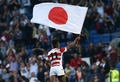 ラグビーW杯イングランド大会・プールB、南アフリカ対日本。日の丸を手に勝利を喜ぶ日本の松島幸太朗（2015年9月19日撮影）。(c)AFP/JUSTIN TALLIS